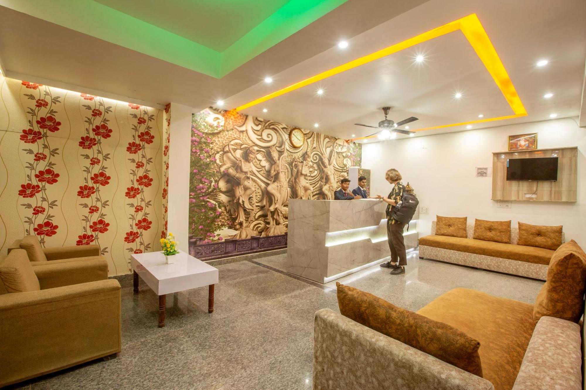 Roomsity Pride New Delhi