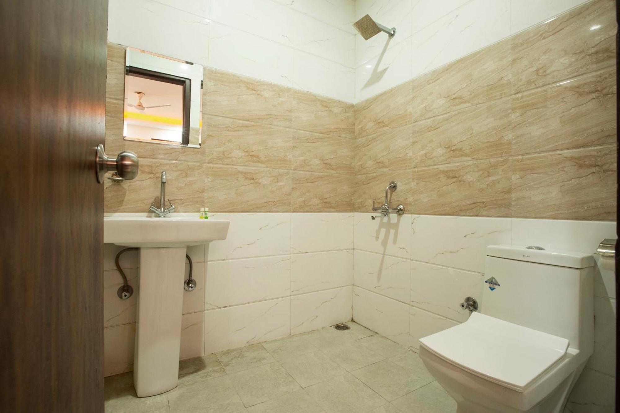 Roomsity Pride Hotel 3*
