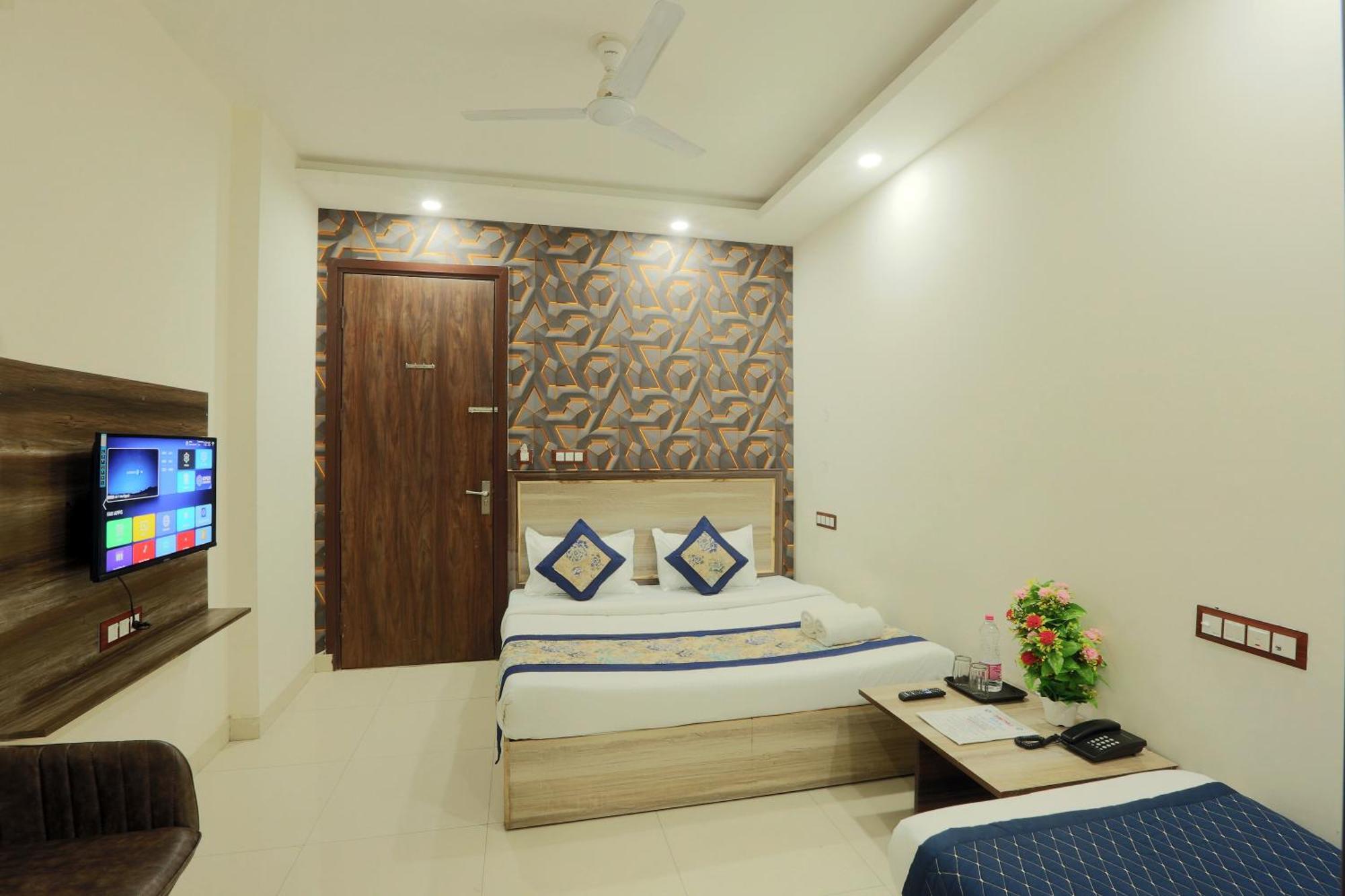 Roomsity Pride Hotel