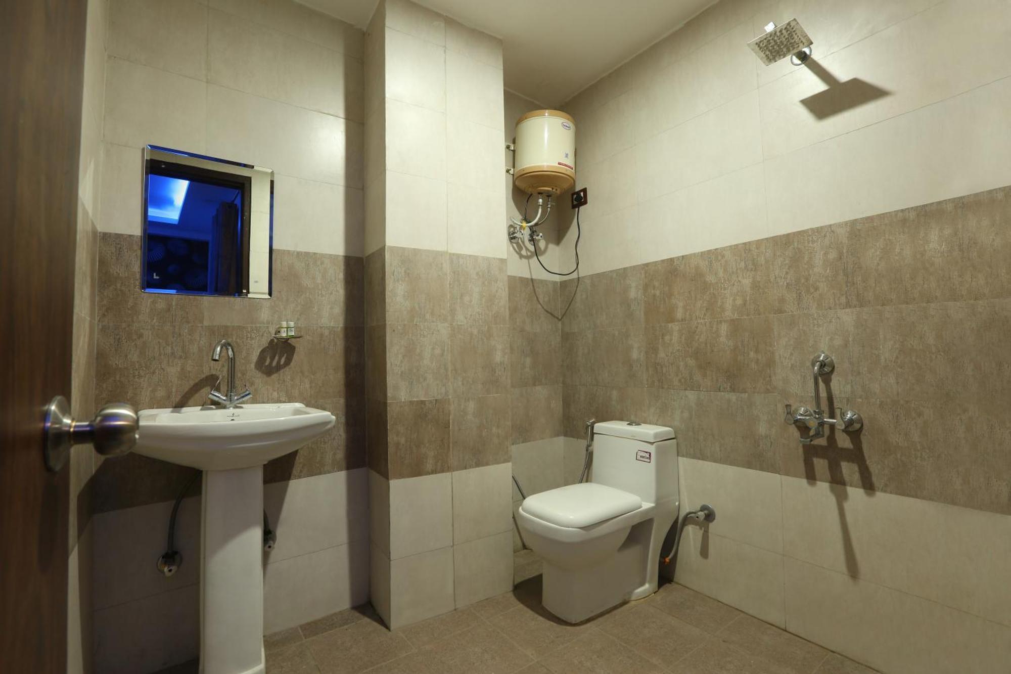 Roomsity Pride 3* New Delhi