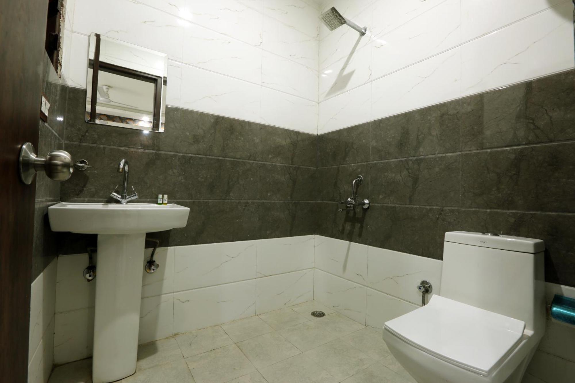 Roomsity Pride Hotel New Delhi
