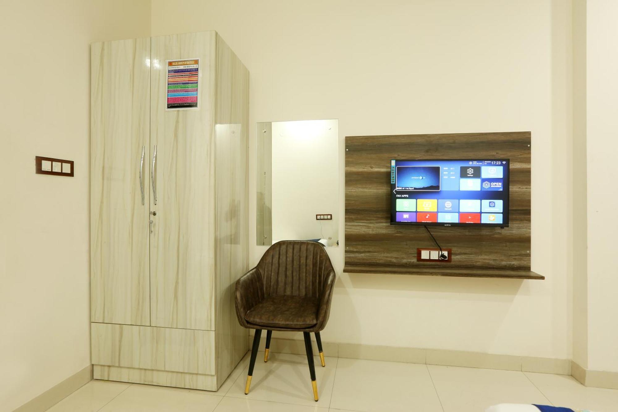 Roomsity Pride Hotel