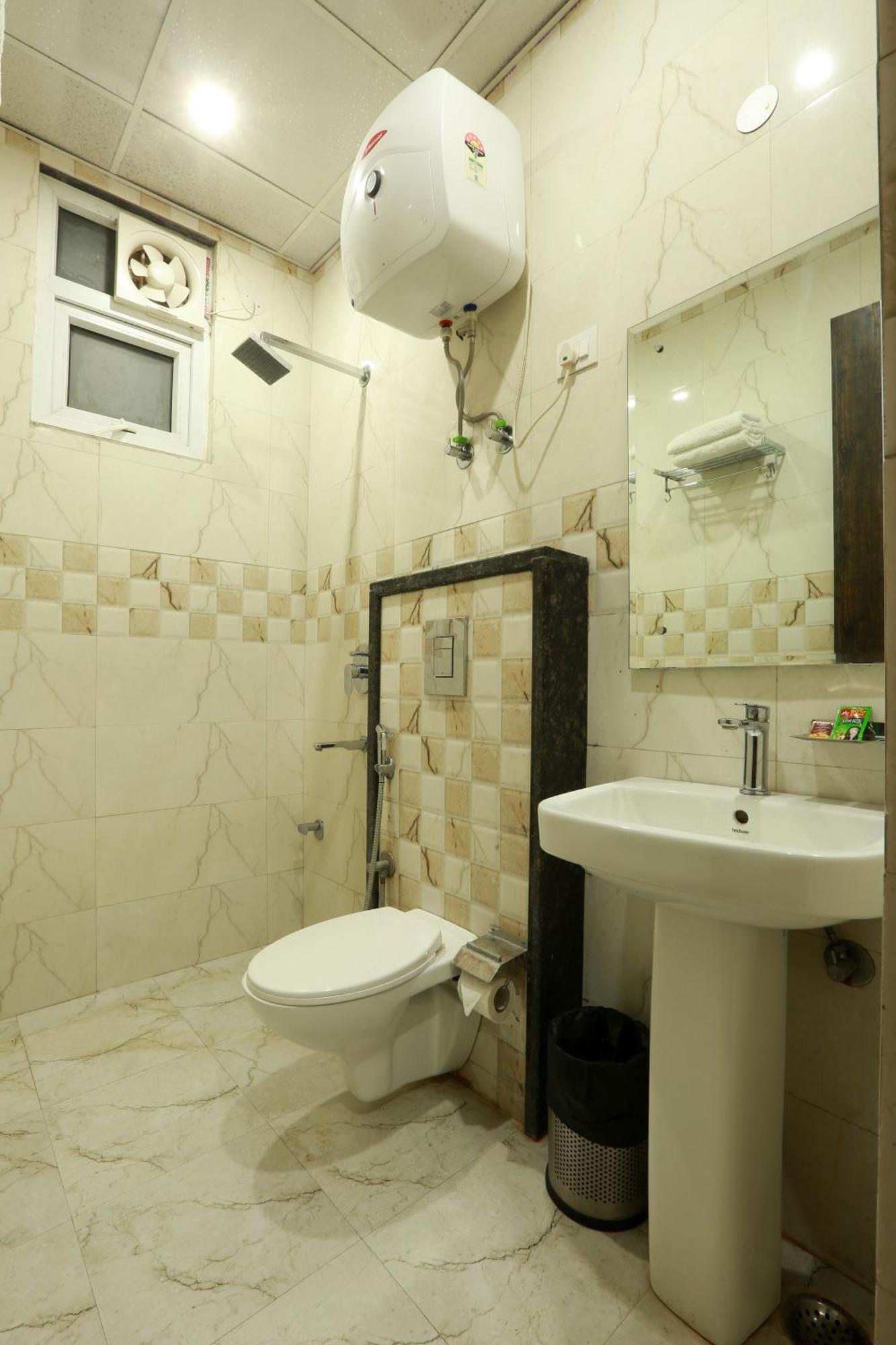 Roomsity Pride Hotel New Delhi