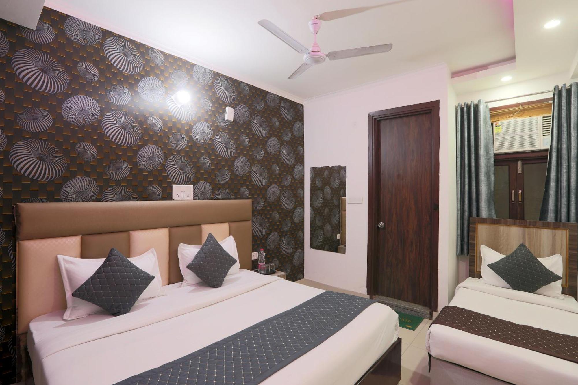 Roomsity Pride Hotel