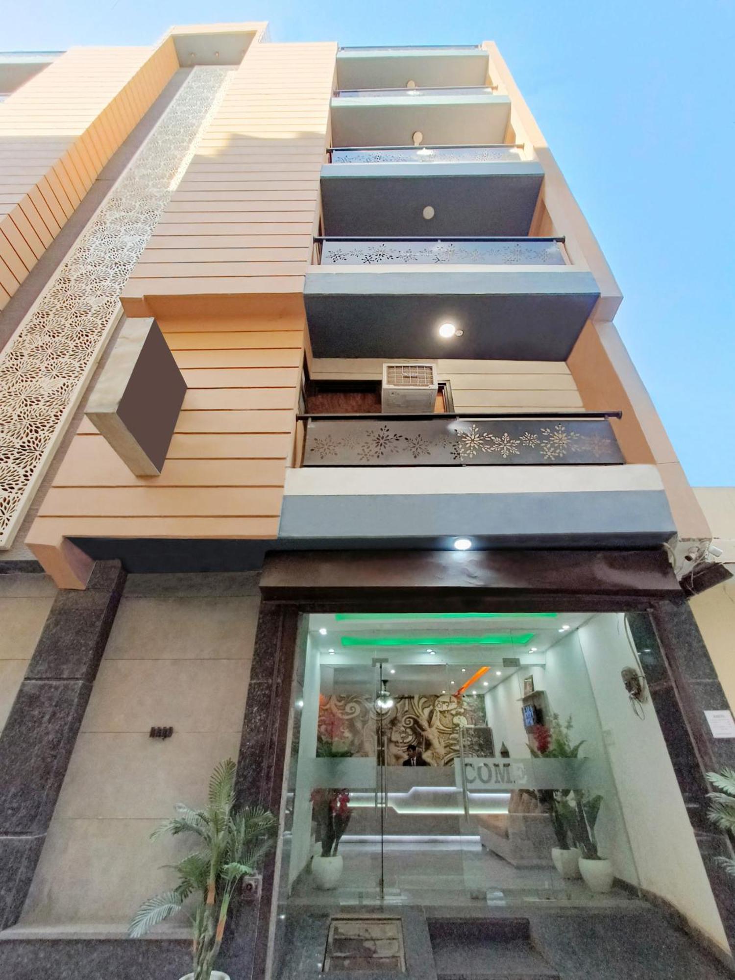 Roomsity Pride New Delhi